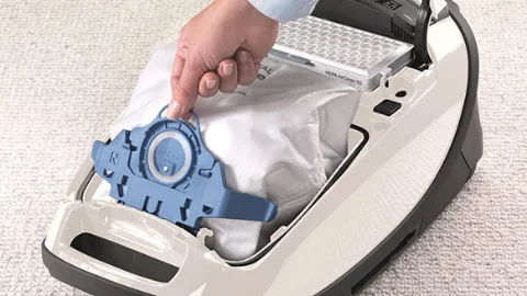 How to replace your Miele vacuum dustbag